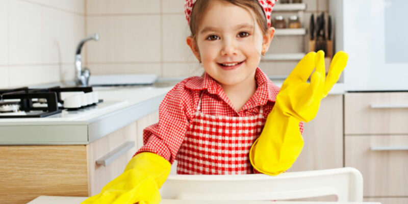 Little-girl-cleaning-table_stjvh6